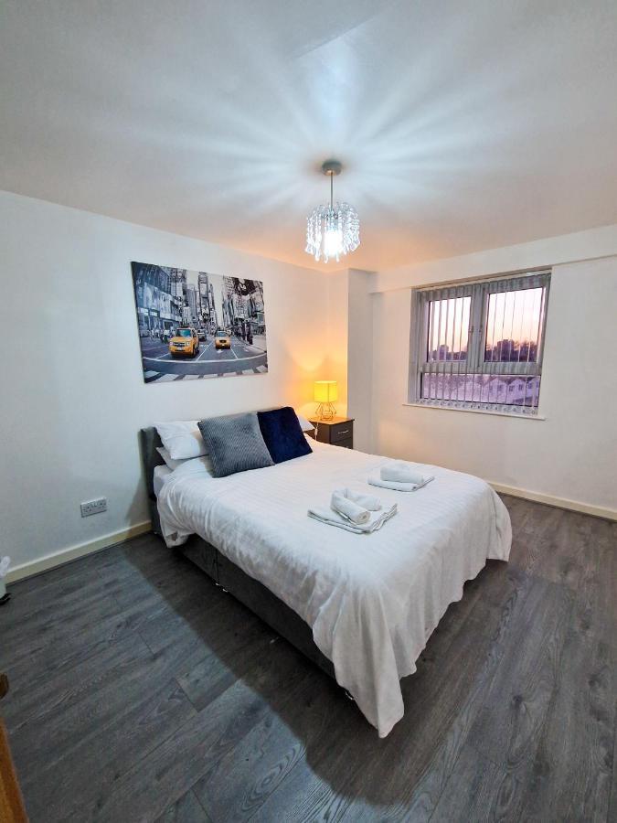 Spacious Apartment For Holiday And Contractor Groups In Salford - Private Parking - By Nmb Serviced Accommodation 曼彻斯特 外观 照片