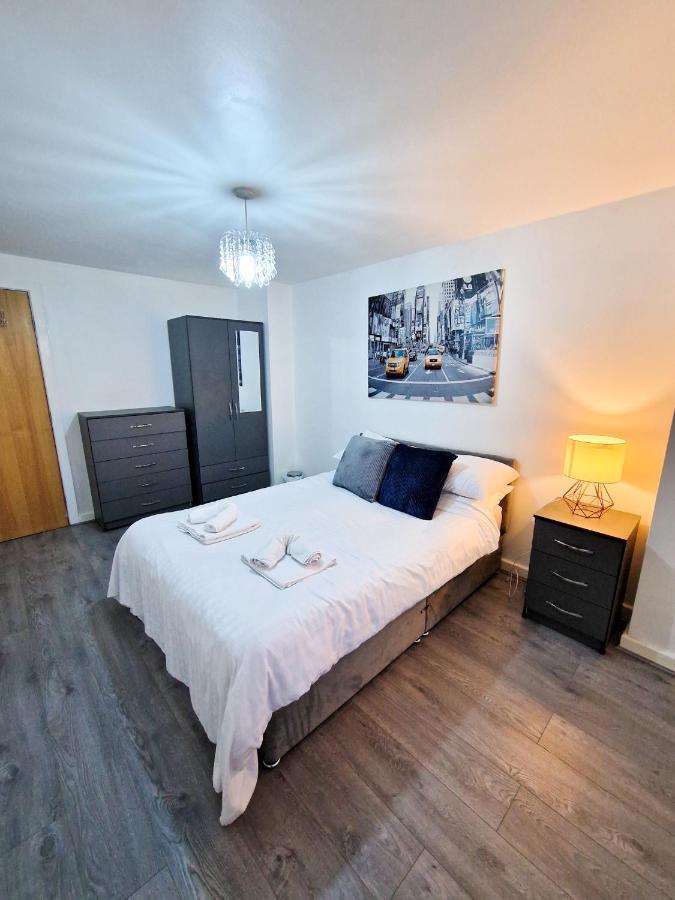 Spacious Apartment For Holiday And Contractor Groups In Salford - Private Parking - By Nmb Serviced Accommodation 曼彻斯特 外观 照片