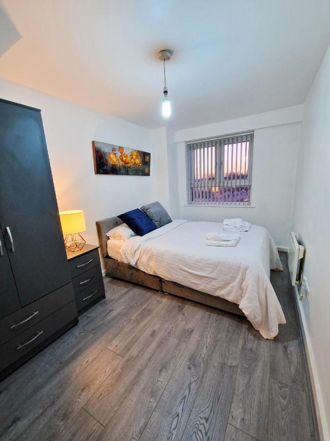 Spacious Apartment For Holiday And Contractor Groups In Salford - Private Parking - By Nmb Serviced Accommodation 曼彻斯特 外观 照片