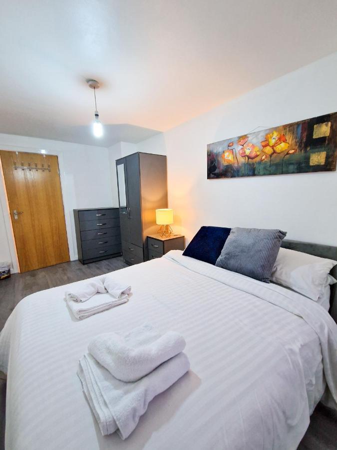 Spacious Apartment For Holiday And Contractor Groups In Salford - Private Parking - By Nmb Serviced Accommodation 曼彻斯特 外观 照片