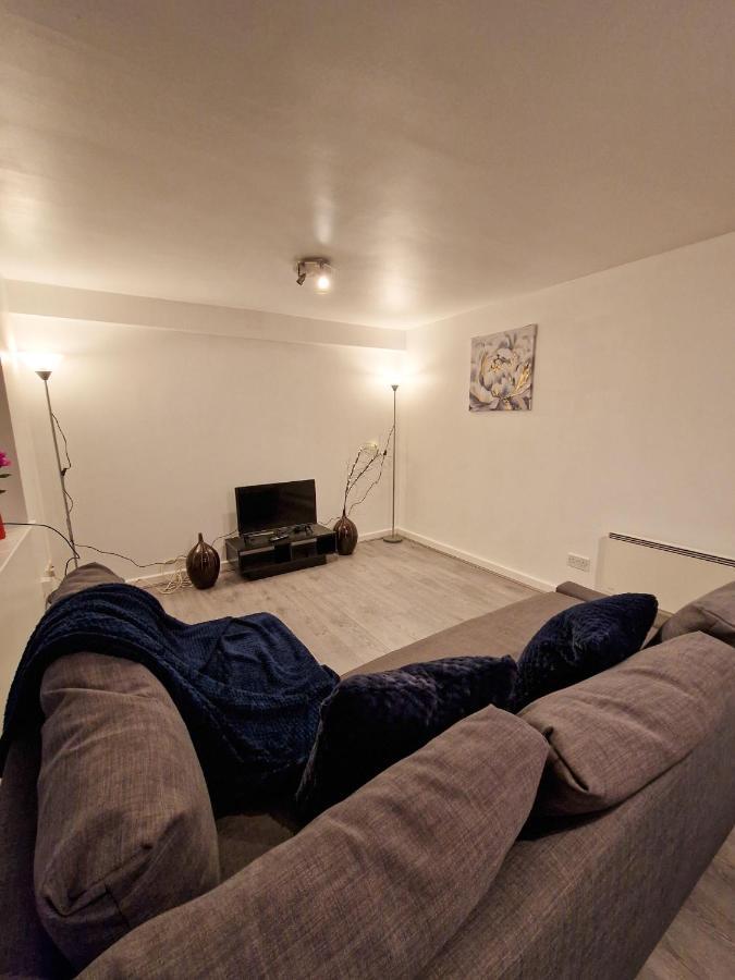 Spacious Apartment For Holiday And Contractor Groups In Salford - Private Parking - By Nmb Serviced Accommodation 曼彻斯特 外观 照片