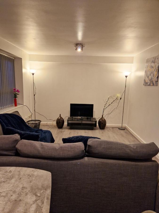 Spacious Apartment For Holiday And Contractor Groups In Salford - Private Parking - By Nmb Serviced Accommodation 曼彻斯特 外观 照片