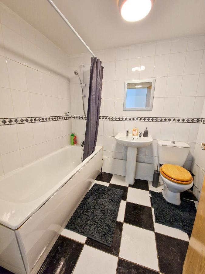 Spacious Apartment For Holiday And Contractor Groups In Salford - Private Parking - By Nmb Serviced Accommodation 曼彻斯特 外观 照片